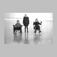 008-0007 Auf den ueberschwemmten Wiesen im Jahre 1940. Im Bild von links Inge Kalweit, Margor Hennemann und Helga Hoehnke..jpg